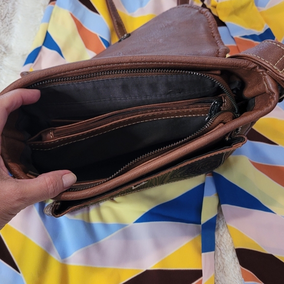 Trinity Ranch Crossbody 💛 - Picture 5 of 10